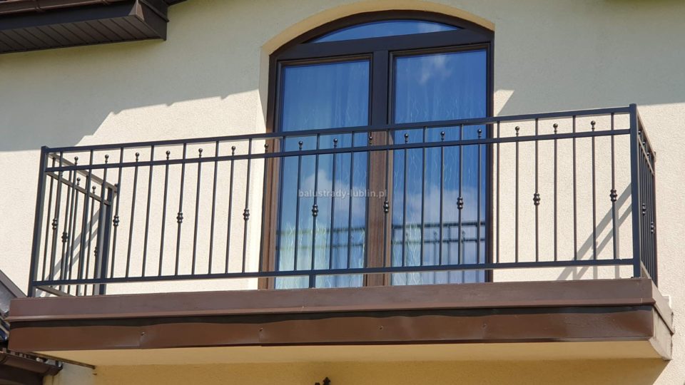 Balustrada z elementami ozdobnymi