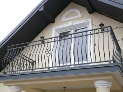 Balustrada brzuchata z elementami ozdobnymi