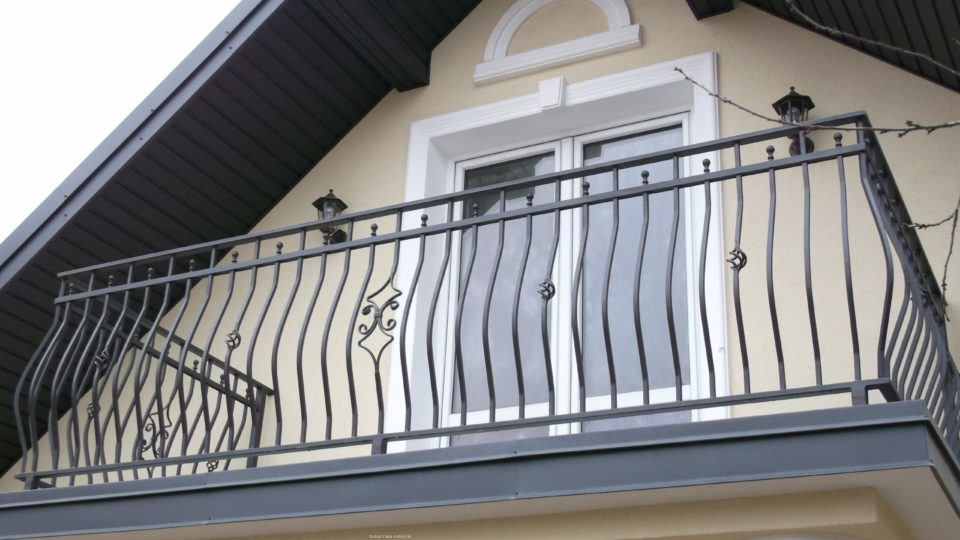 Balustrada brzuchata z elementami ozdobnymi