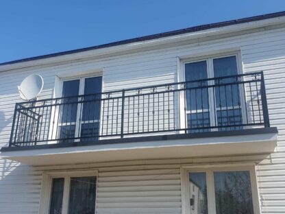 Balustrada balkonowa z elementami ozdobnym