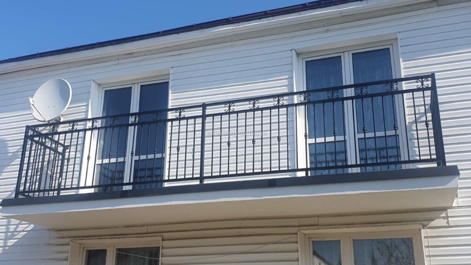 Balustrada balkonowa z elementami ozdobnym