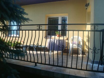 Balustrada brzuchata z elementami ozdobnymi