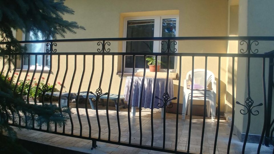 Balustrada brzuchata z elementami ozdobnymi