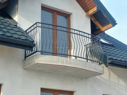 Balustrada brzuchata z elementami kutymi