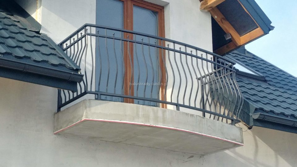 Balustrada brzuchata z elementami kutymi