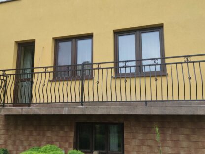 Balustrada brzuchata z elementami ozdobnymi