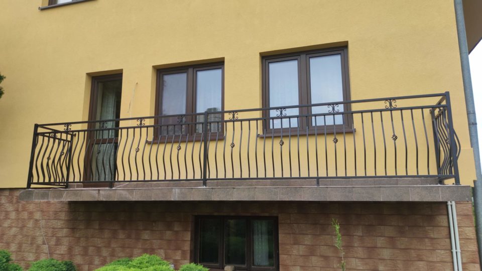 Balustrada brzuchata z elementami ozdobnymi