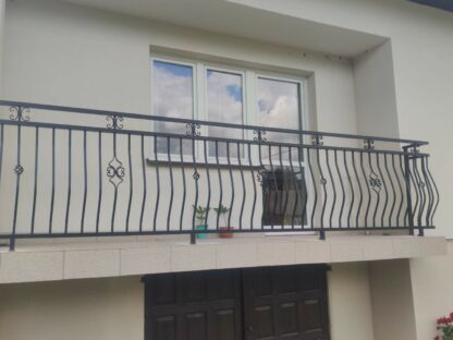 Balustrada brzuchata z elementami ozdobnymi i rozetami