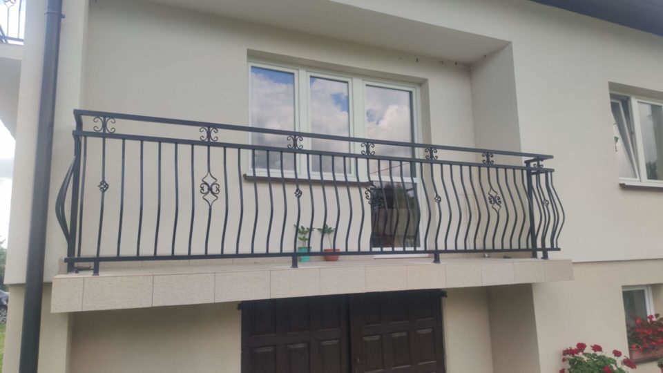 Balustrada brzuchata z elementami ozdobnymi i rozetami