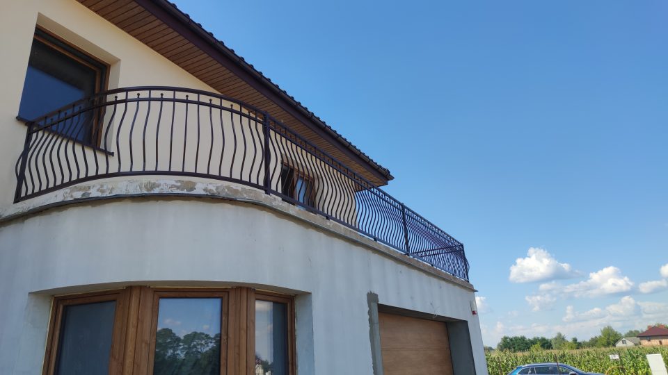 Balustrada brzuchata z elementami ozdobnymi