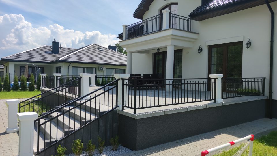 Balustrada balkonowa z elementami kutymi