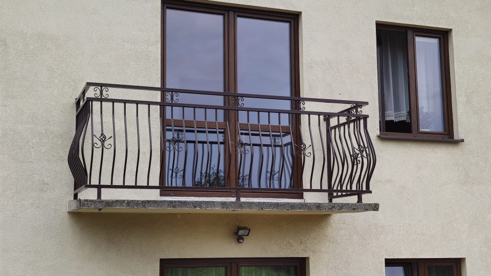 Balustrada brzuchata z elementem ozdobnym C