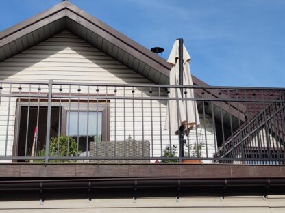 Balustrada balkonowa z elementami ozdobnymi