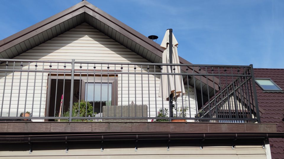 Balustrada balkonowa z elementami ozdobnymi