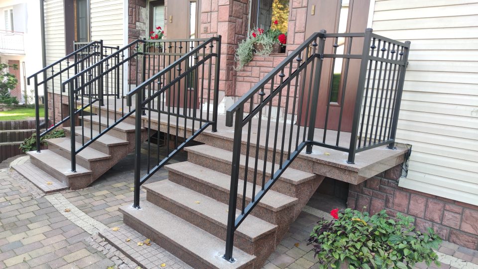 Balustrada balkonowa z elementami kutymi