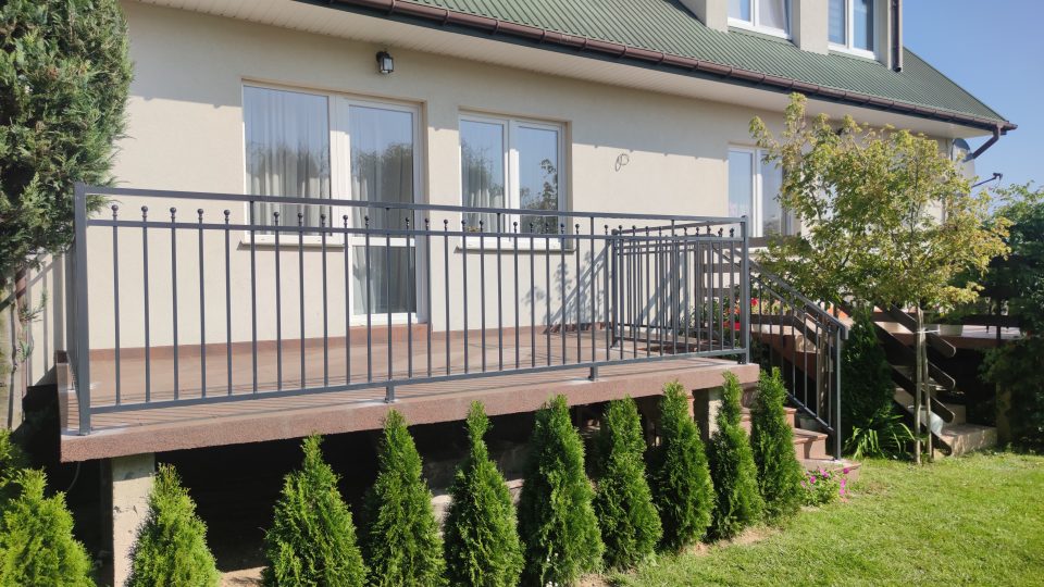 Balustrada balkonowa z elementami kutymi