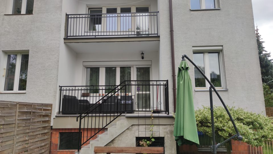 Balustrada balkonowa z elementami kutymi