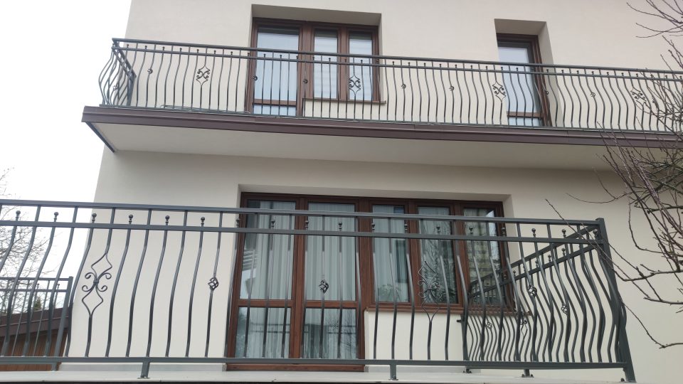 Balustrada brzuchata z elementami ozdobnymi