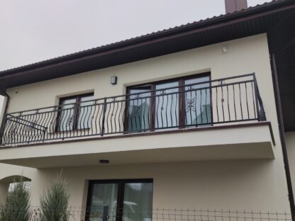 Balustrada brzuchata z elementami ozdobnymi