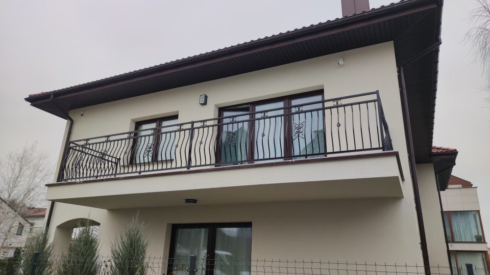 Balustrada brzuchata z elementami ozdobnymi