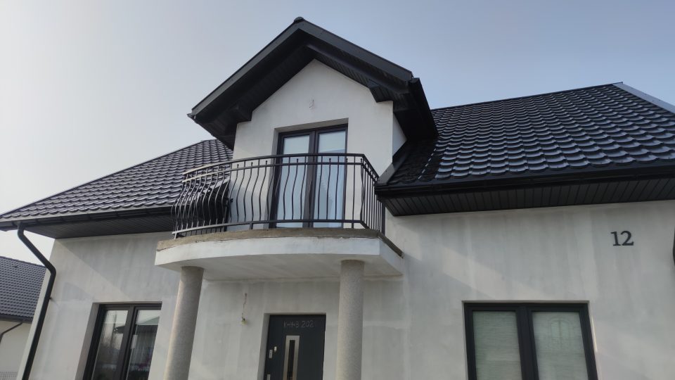 Balustrada z elementami ozdobnymi łukowa