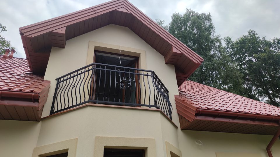 Balustrada balkonowa z elementami kutymi i rozetą