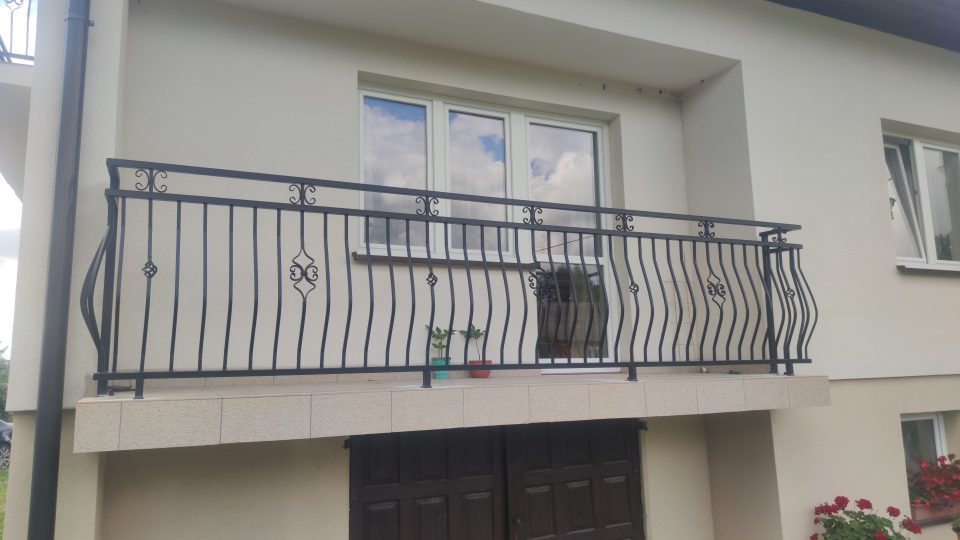 Balustrada balkonowa z elementami ozdobnymi