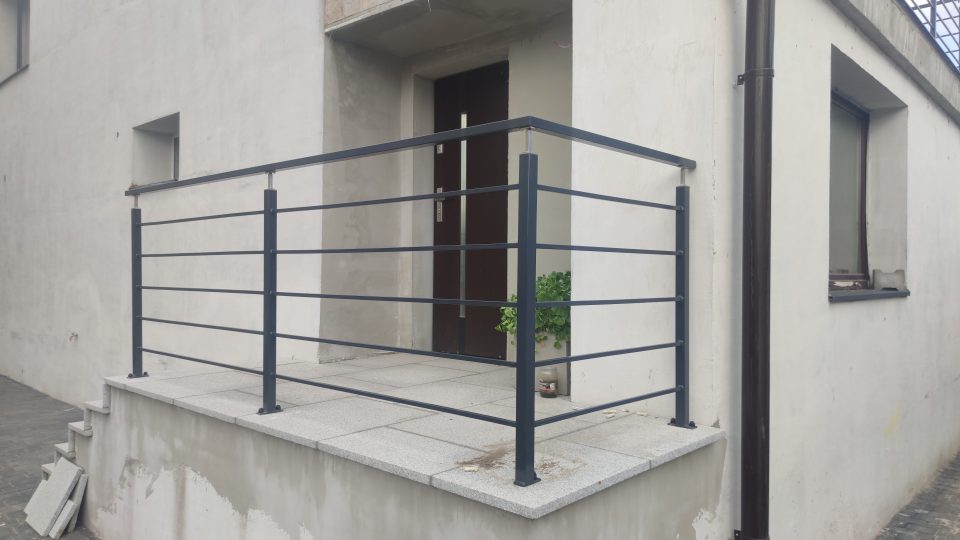 Balustrada balkonowa z elementami kutymi
