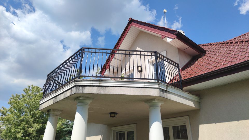 Balustrada brzuchata z elementami ozdobnymi