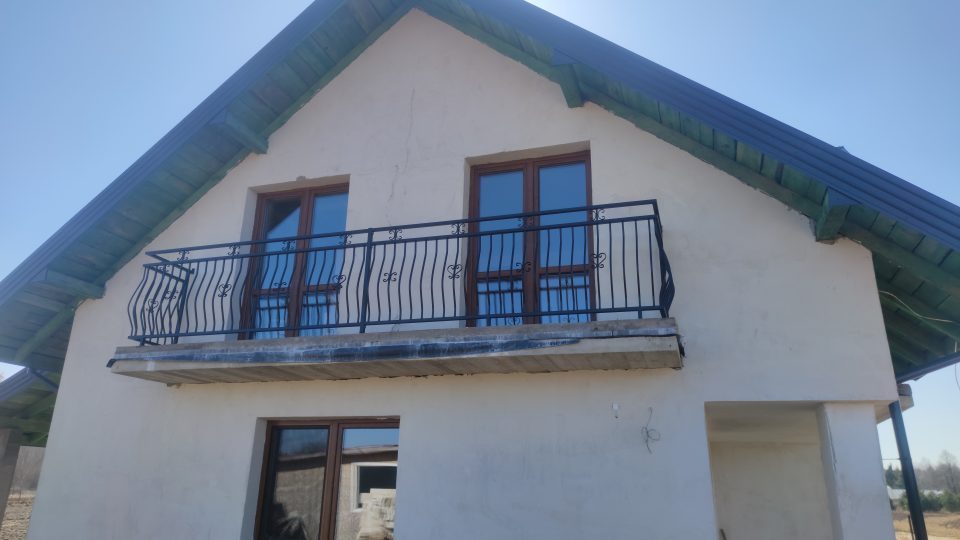 Balustrada balkonowa z elementami ozdobnymi