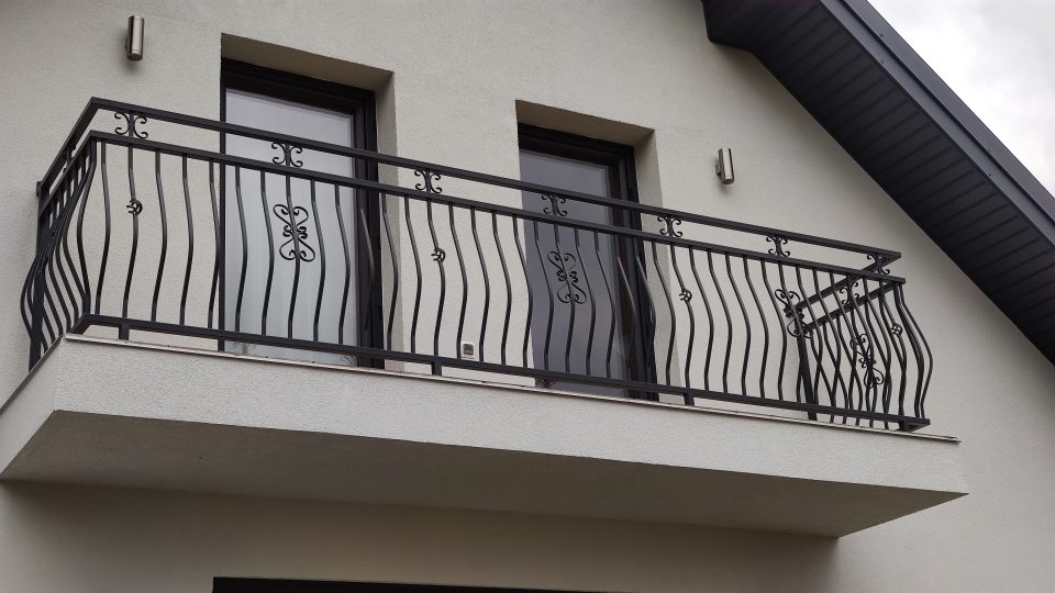 Balustrada balkonowa z elementami ozdobnymi