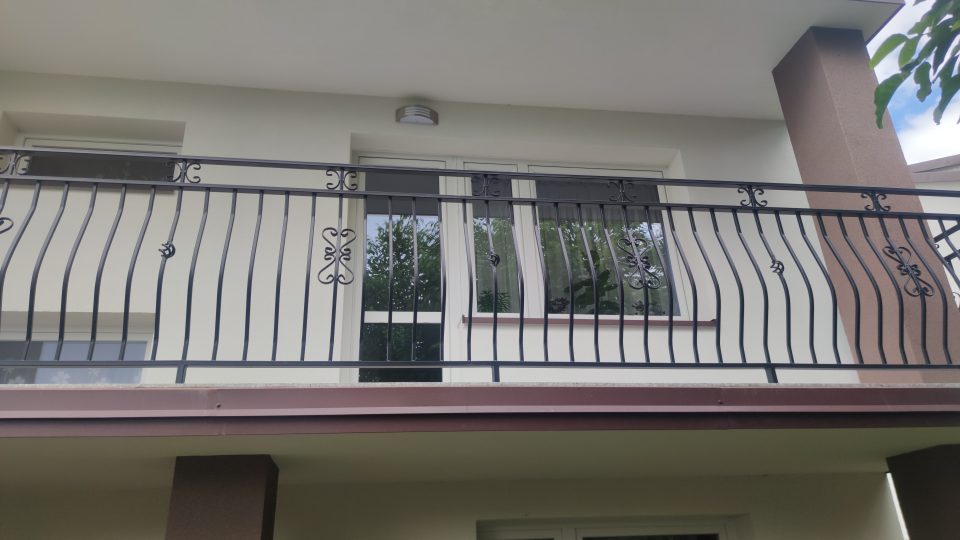 Balustrada balkonowa z elementami ozdobnymi