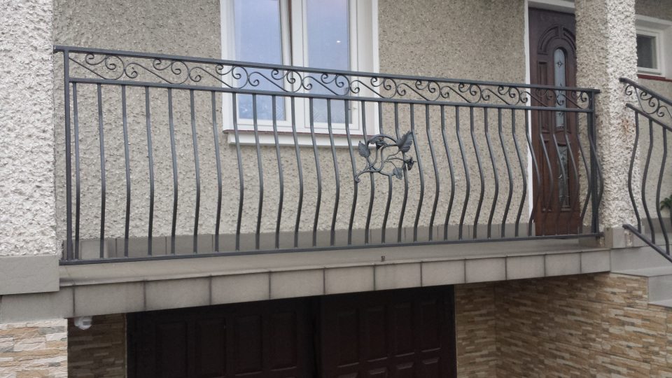 Balustrada balkonowa z elementami ozdobnymi i rozetą