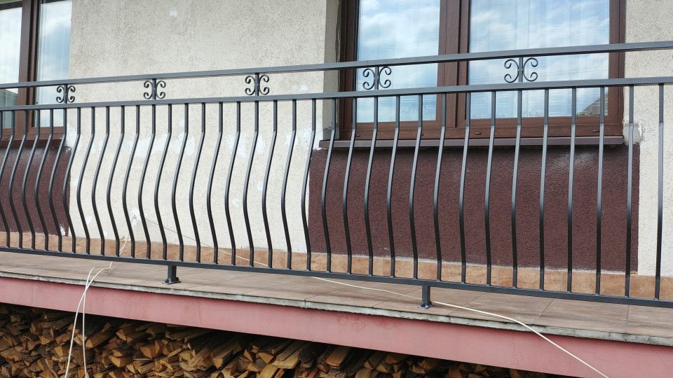 Balustrada brzuchata z elementami ozdobnymi