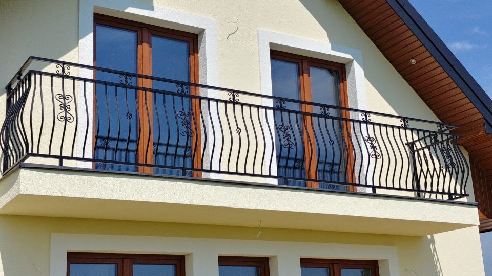 Balustrada balkonowa z elementami ozdobnymi