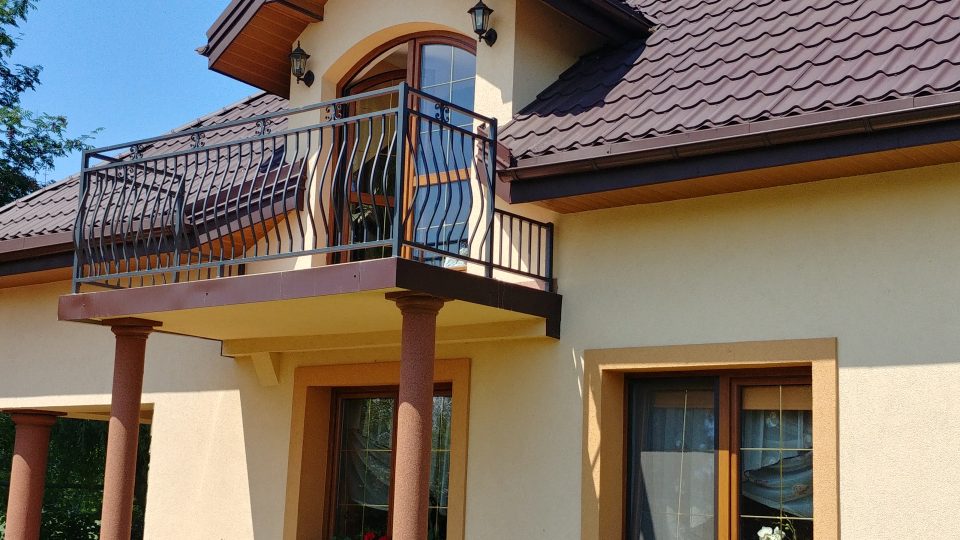 Balustrada balkonowa z elementami ozdobnymi