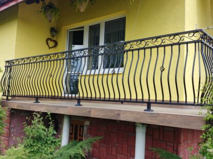 Balustrada brzuchata z elementami ozdobnymi