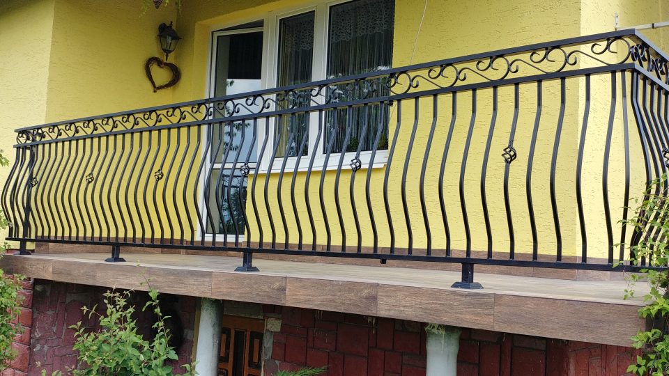Balustrada brzuchata z elementami ozdobnymi