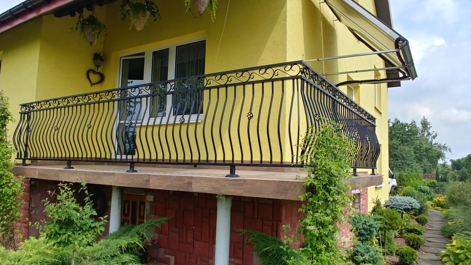 Balustrada brzuchata z elementami ozdobnymi