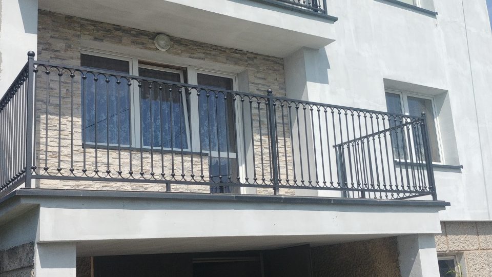 Balustrada balkonowa z elementami kutymi