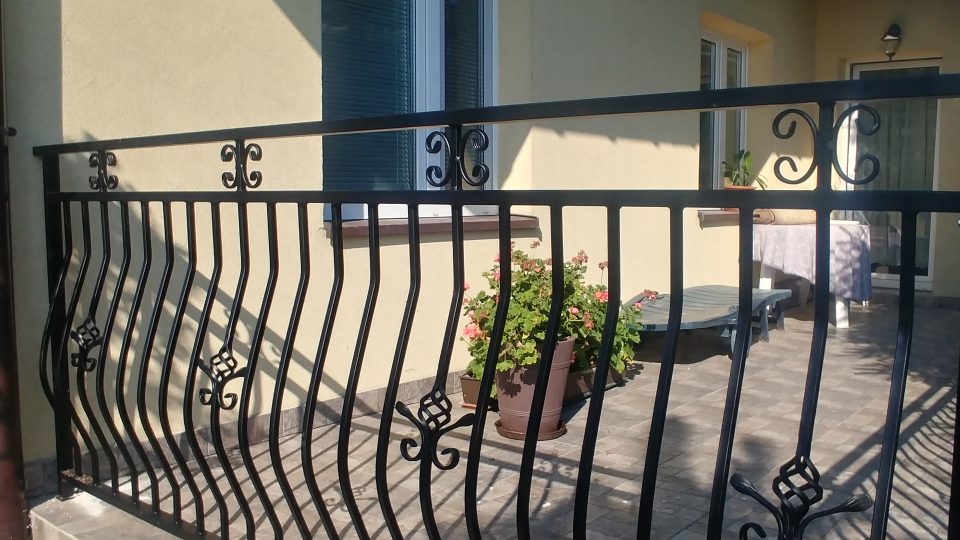 Balustrada brzuchata z elementami ozdobnymi