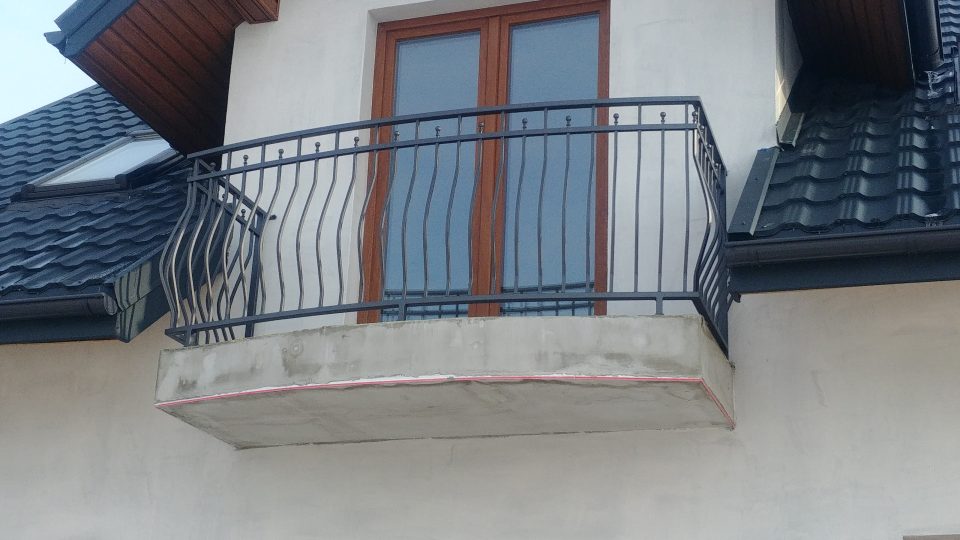 Balustrada brzuchata z elementami ozdobnymi łukowa