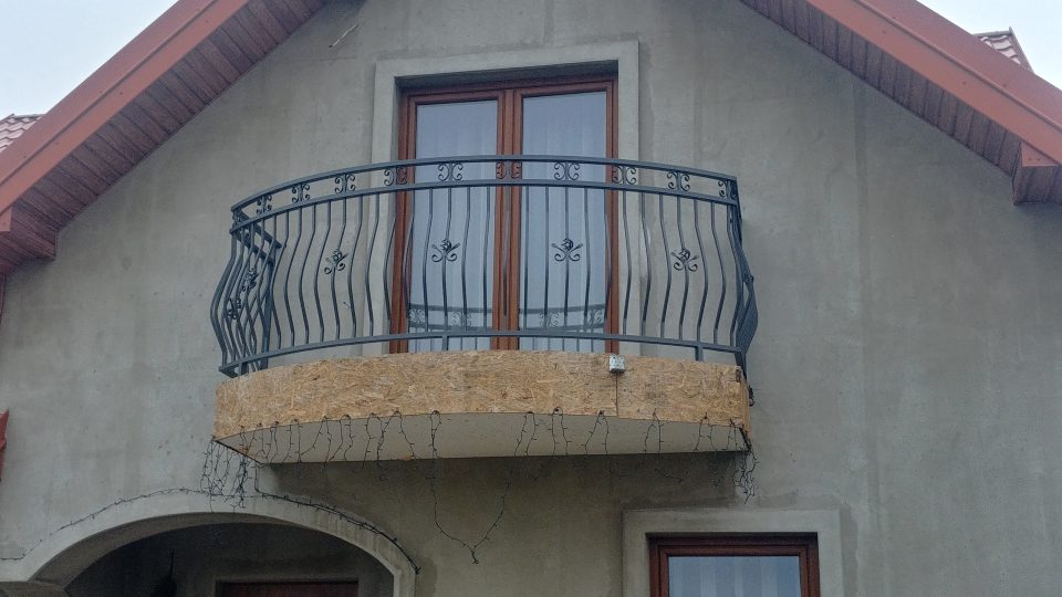 Balustrada brzuchata z elementami ozdobnymi łukowa