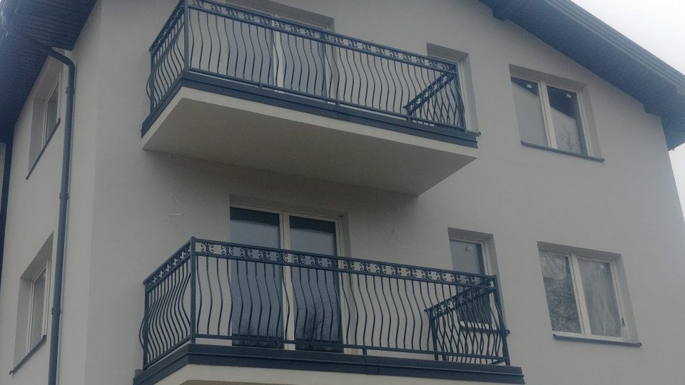 Balustrada brzuchata z elementami ozdobnymi