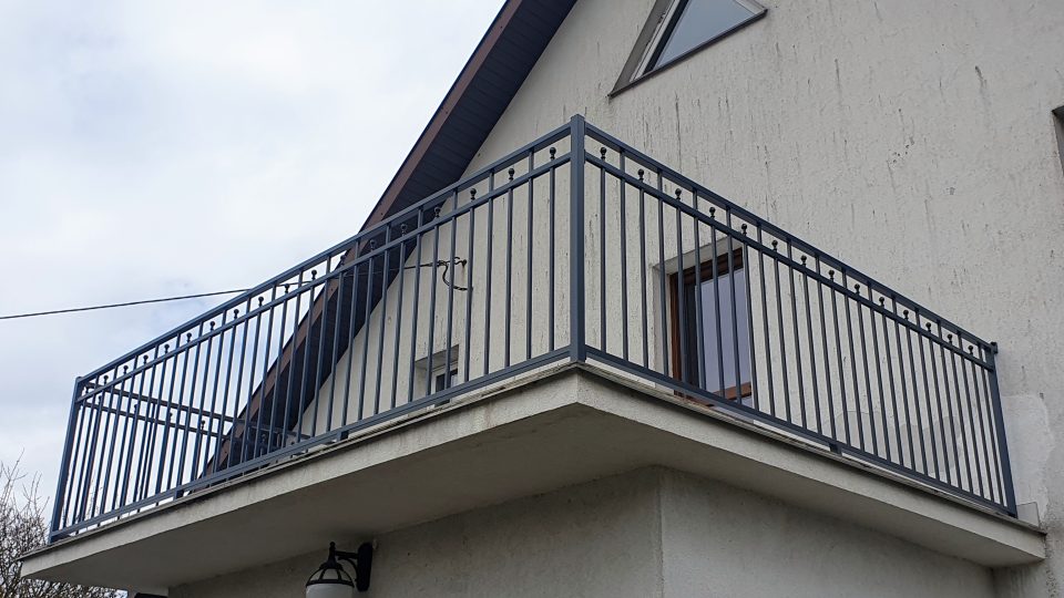 Balustrada z elementami ozdobnymi