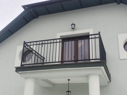 Balustrada balkonowa z elementami kutymi