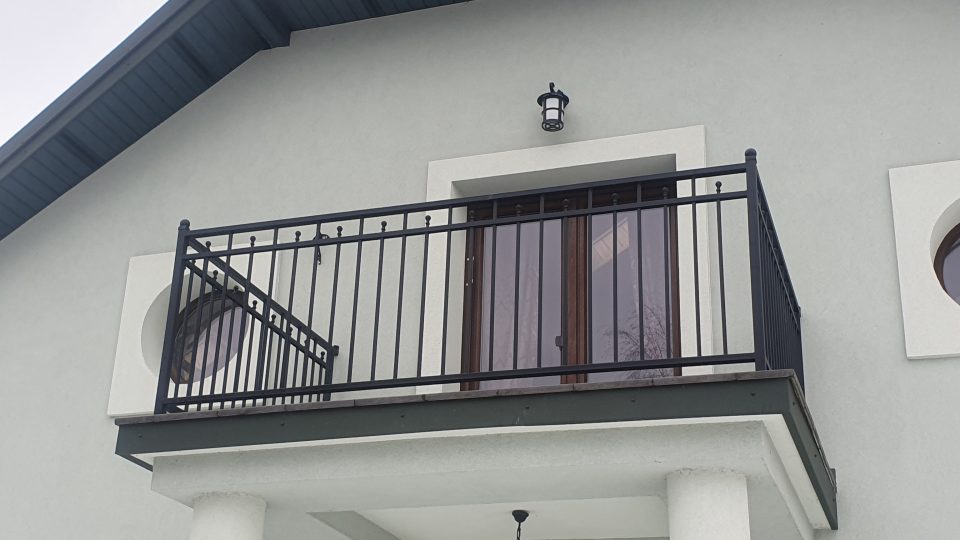 Balustrada balkonowa z elementami kutymi