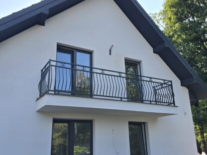 Balustrada  brzuchata z elementem ozdobnym C