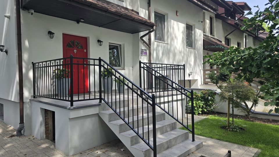 Balustrada balkonowa z elementami kutymi