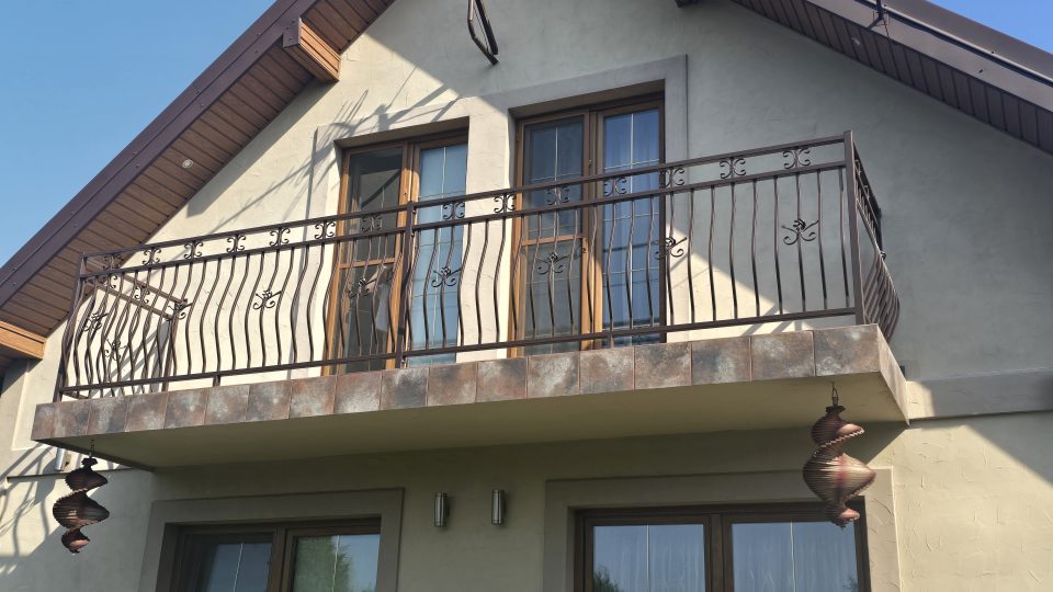 Balustrada brzuchata z elementami ozdobnymi